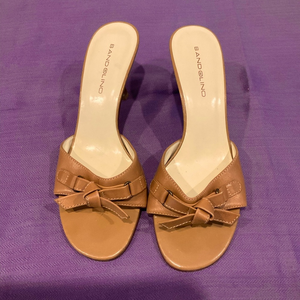 Bandolino Light Brown Sandal with Front Tied Bow, Size 8. 1/2